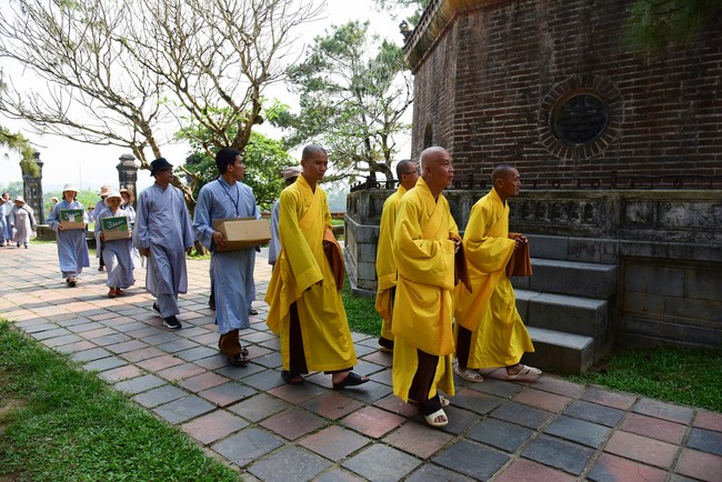 Tham quan và cúng dường chùa Linh Mụ, Huế
